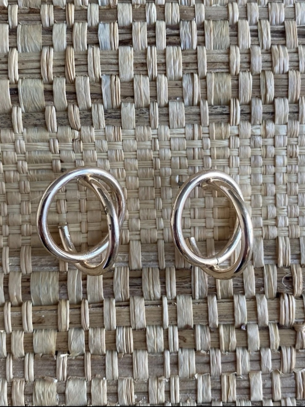🌟4 for $20 Reitmans Gold Tone Interlocking Loop Stud Earrings